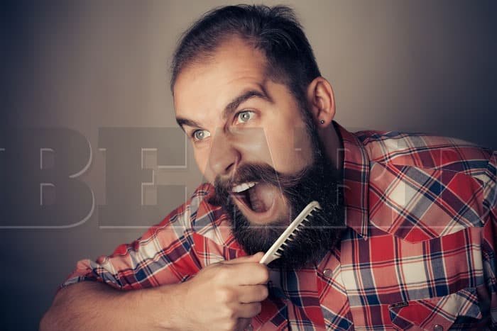 pentear a barba com um pente para barba e bigode