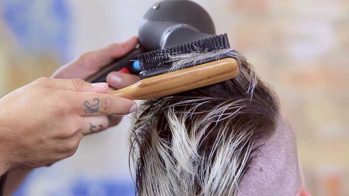 02_how-to-blow-dry-a-pompadour-9-row-brush-w700