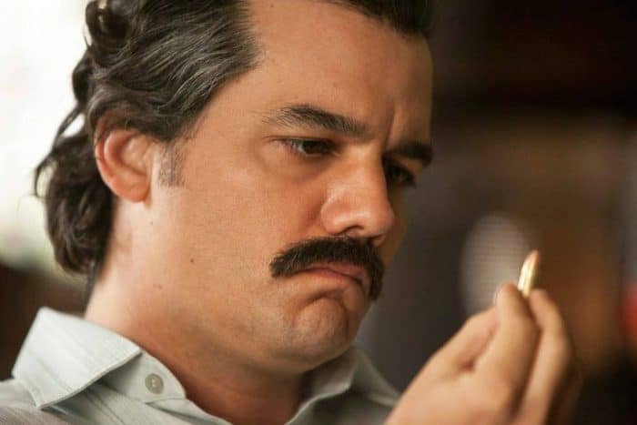 Pablo Escobar é uma das escolhas mais fáceis de Fantasias para barbudos no Carnaval