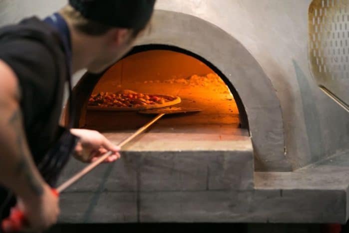 Toda pizzaria clássica leva um forno a lenha