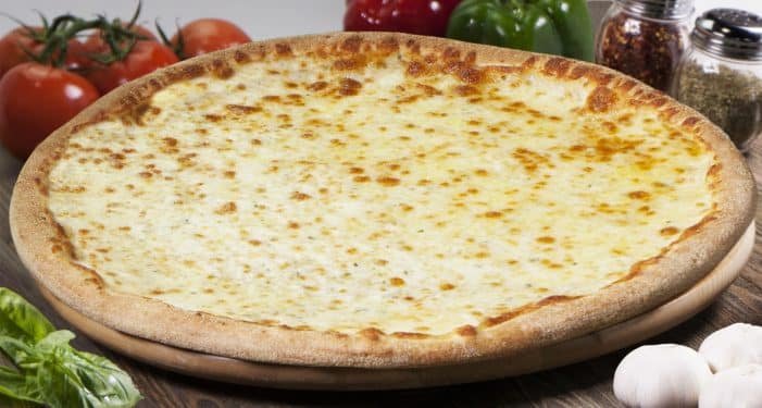 A pizza bianca costuma ser vendida na região de Rima, na Itália, sendo parte da pizzaria clássica local