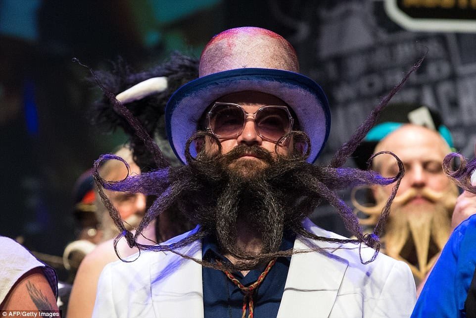 Uma barba de 60 cm foi a barba mais comprida no Campeonato mundial de barbas e bigodes