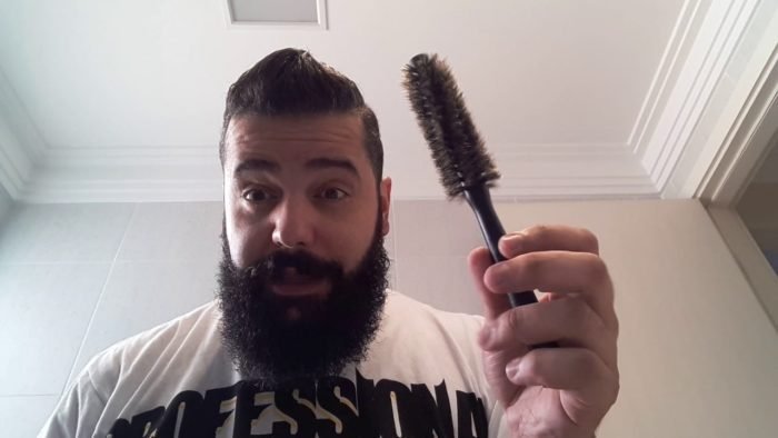 Buscar escovas mais grossas para acabar com a Barba Dura
