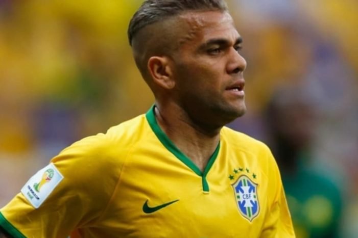 Daniel Alves é bem mais comportado com o visual do que todos os Estilos de cabelo do Neymar