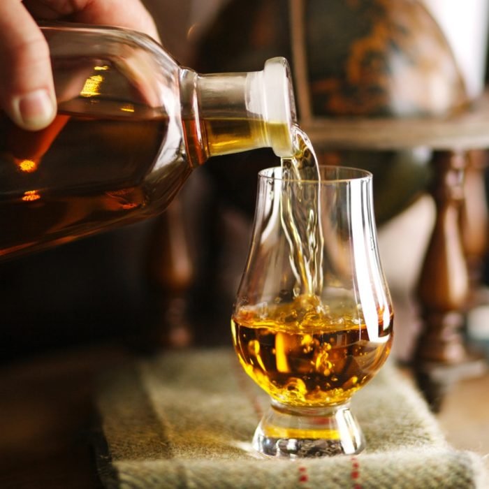 Whisky é uma das Bebidas para sempre ter em sua casa em momentos especiais