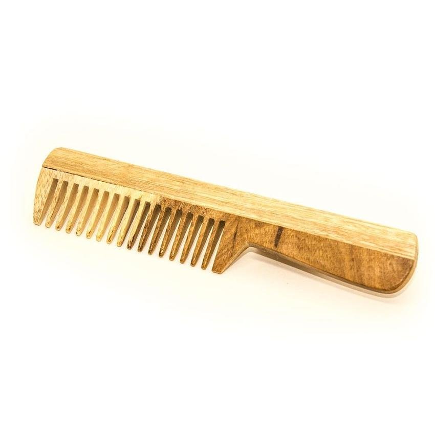 Um pente de madeira é um dos produtos mais importantes que sua barba precisa para ficar em dia com o visual escolhido