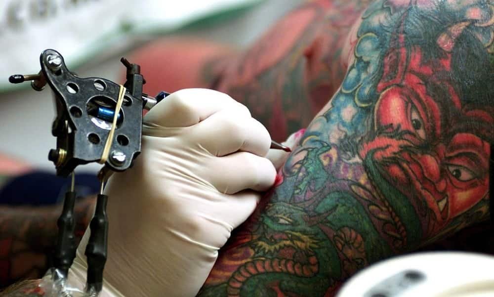 Uma das Dúvidas sobre tatuagem mais comuns é se ela vai ficar saltada ou não