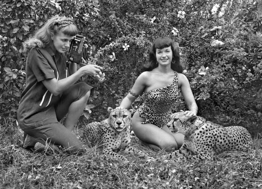Bunny Yeagger foi uma das fotógrafas mais proeminentes da revista e responsável por ensaios icônicos com o de Betty Page
