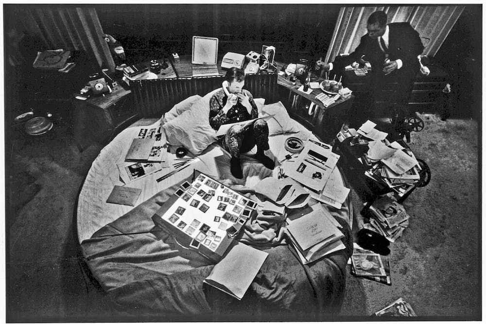 Hefner trabalhando em sua famosa cama giratória