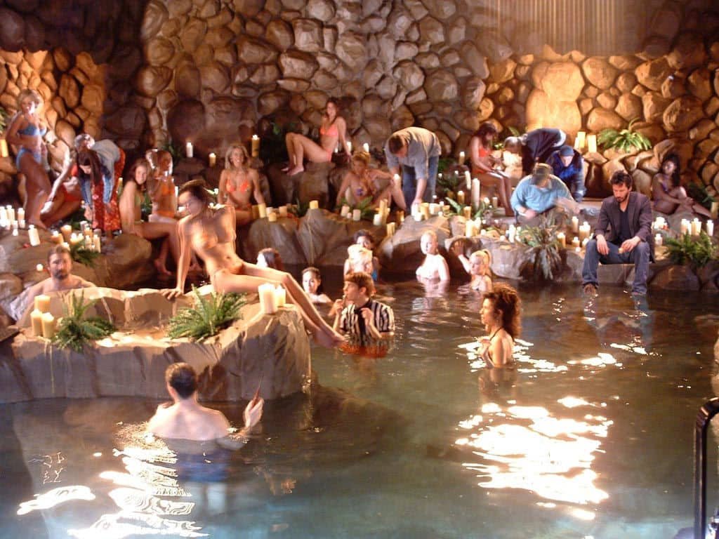 Os clubes e hotéis da playboy contavam com a icônica gruta que, mais uma vez, faz o jogo de inversão público/privada. A piscina, área mais aberta e ensolarada dos hotéis, no mundo playboy é subterrânea e pouco iluminada. 