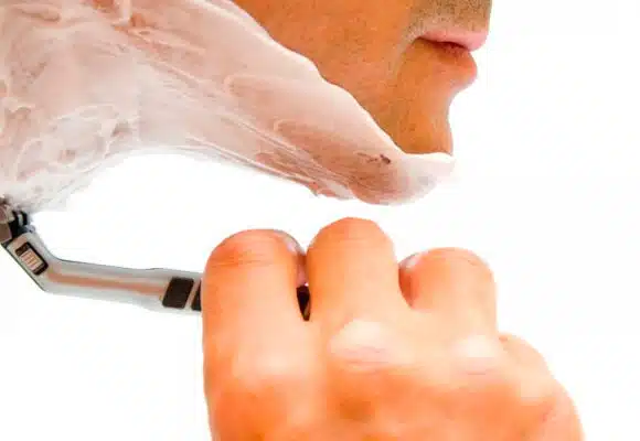 Quando o homem passa as l&acirc;minas no sentido contr&aacute;rio ao do crescimento do pelo, ele acaba empurrando-o para embaixo da pele antes de ser cortado, podendo provocar foliculite.