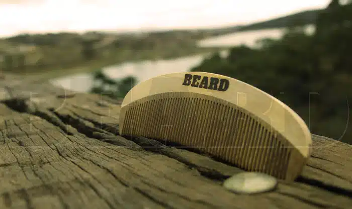 Pente para barba curvo de madeira