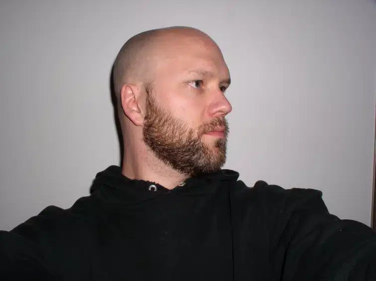 Barba e bigode ajeitados ou uma barba cerrada