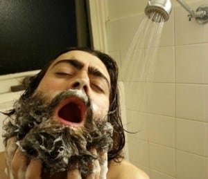 lave com shampoo para barbas na hora de cultivar uma barba
