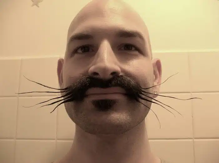 deixar barba crescer e bigode com barba espetada