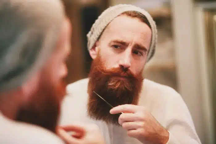 como deixar a barba lisa, basta pentear a barba para ajudar