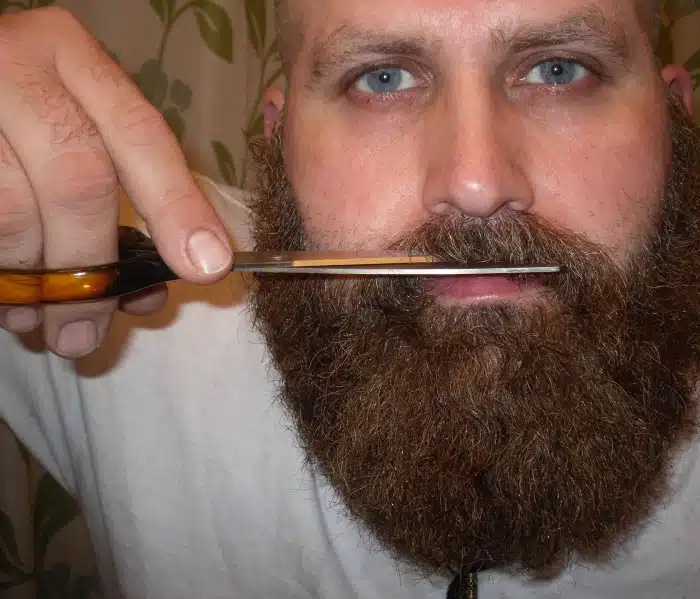 Problema com a barba está na hora de aparar ou fazer