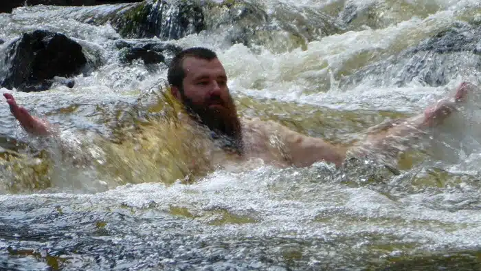 barbudo lavando a barba cheia