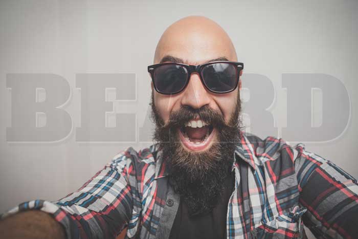 Barbudo tirando selfie apos fazer a barba com navalha