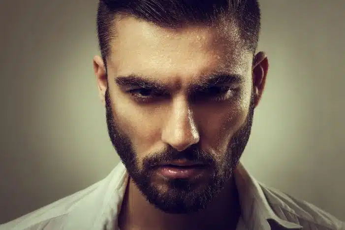 Ciência Barba Atraente dando um tapa no visual