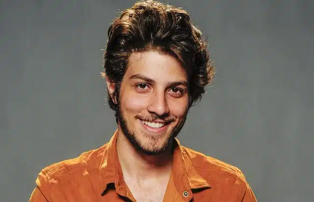 Chay Suede com barba