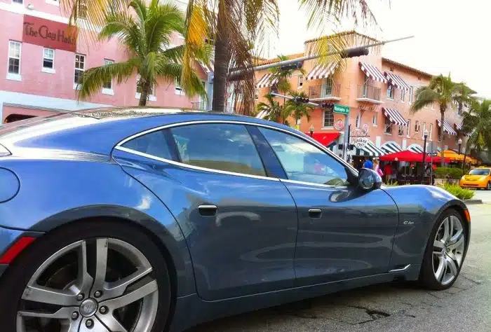 um carro está entre os grandes presentes de natal - presente de natal
