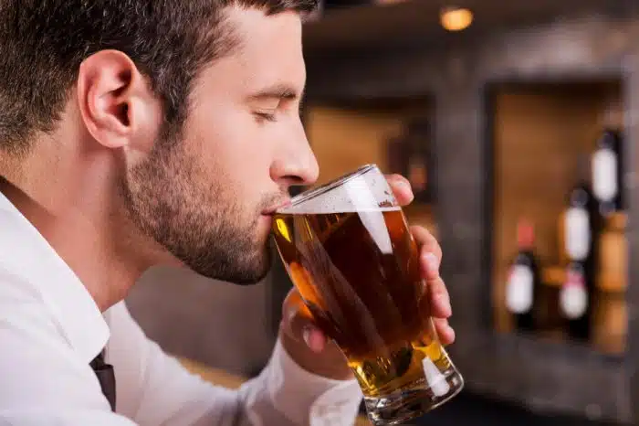 O Barbudo Feliz curte uma boa cerveja com os amigos