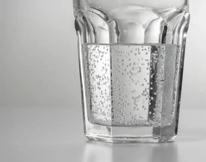 água com gás é uma das bebidas refrescantes mais estranhas, mas também muito boas