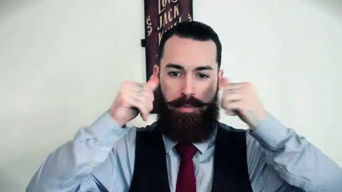 Um Barbudo Feliz está sempre com sua barba bem feita