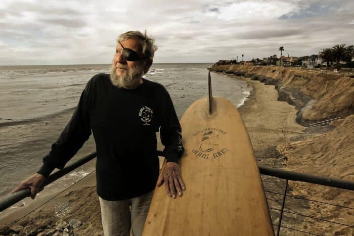 Uma das grandes lendas do Surf é Jack O'Neil. Tapa-olho, barba e prancha nunca combinaram tão bem