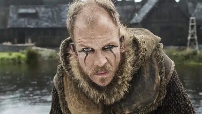 Floki é aquele cara esperto e meio bundão na Série Vikings