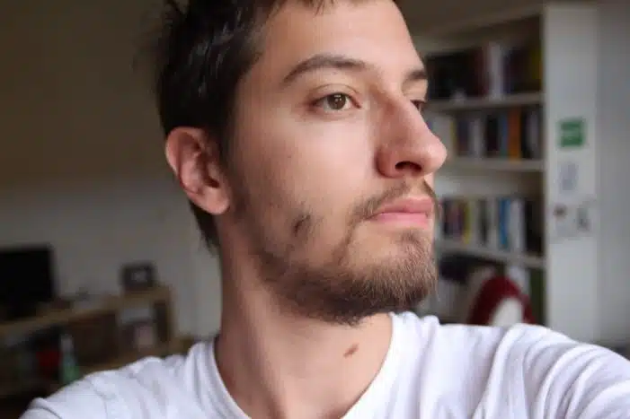 Quando tentou aparar a barba, o barbudo de sucesso já errou na simetria Quando tentou aparar a barba, o barbudo de sucesso já errou na simetria