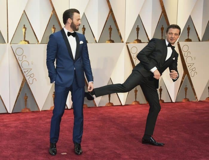 Chris Evans exibindo seu estilo enquanto Jeremy Renner faz sua graça no tapete vermelho do Oscar 2017
