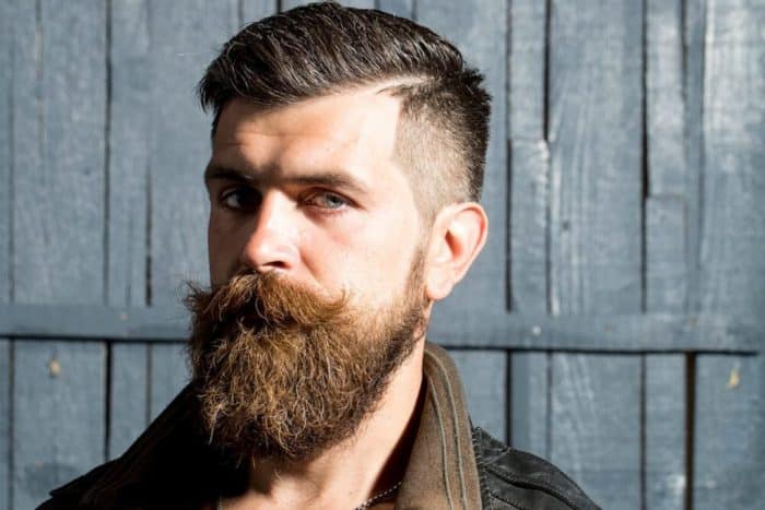 A barba crespa encontra seu melhor visual no estilo rústico