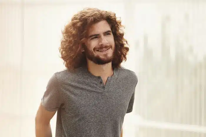 O cabelo bagunçado pode ser uma boa tática para quem tá Estilizando o cabelo O cabelo bagunçado pode ser uma boa tática para quem tá Estilizando o cabelo
