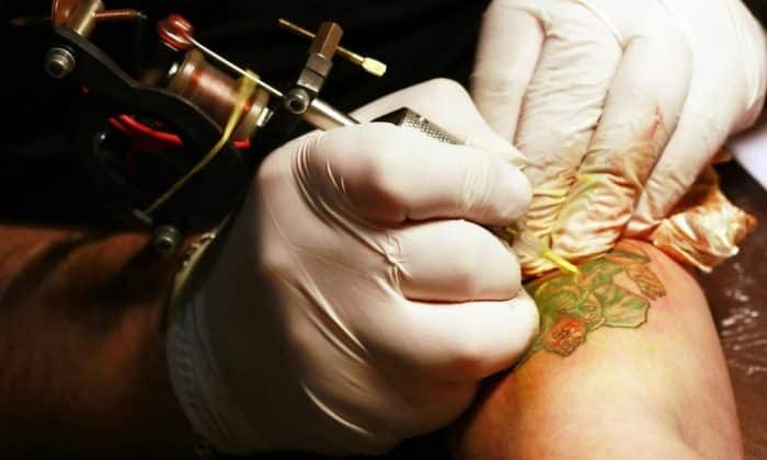 Na hora de cuidar da Tatuagem, preste atenção no curativo, principalmente por conta da agulha afiada