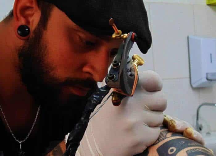 Descubra formas de cuidar da tatuagem sem grandes riscos!