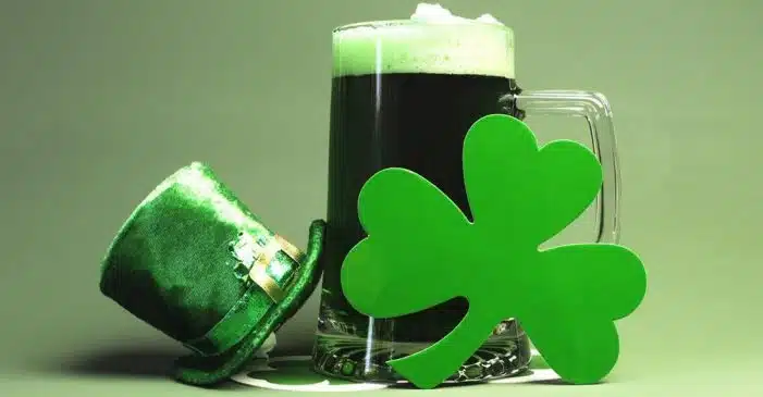 Não importam os países, todo St Patrick's Day tem sua cerveja verde para comemorar