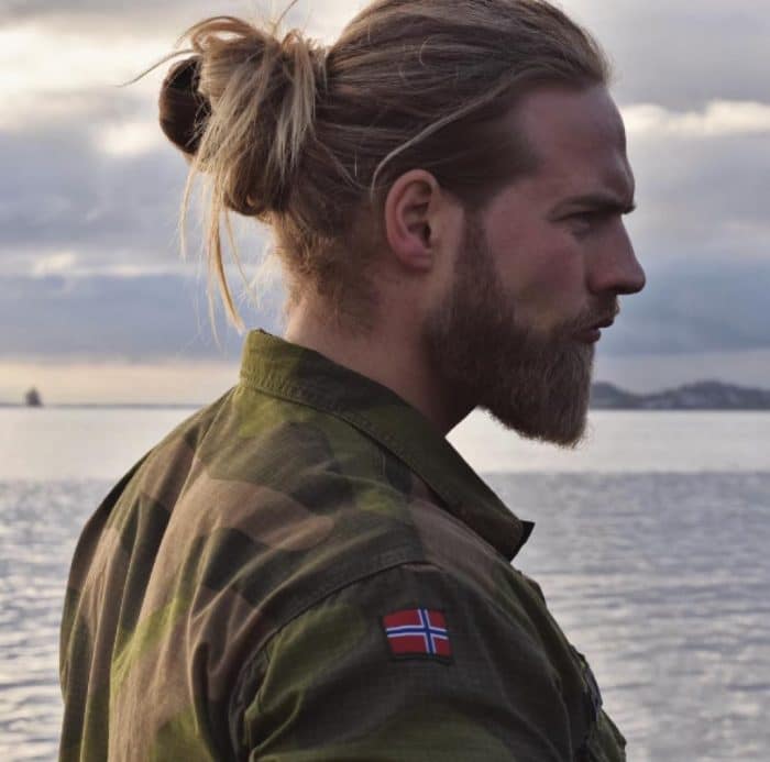 Lasse Martberg é um caso raro de Barba no Exército