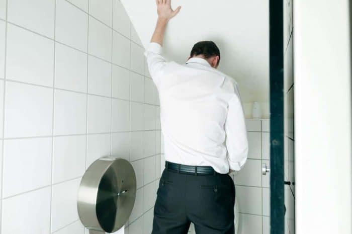 Dificuldades para urinar é um dos sintomas iniciais de câncer de próstata