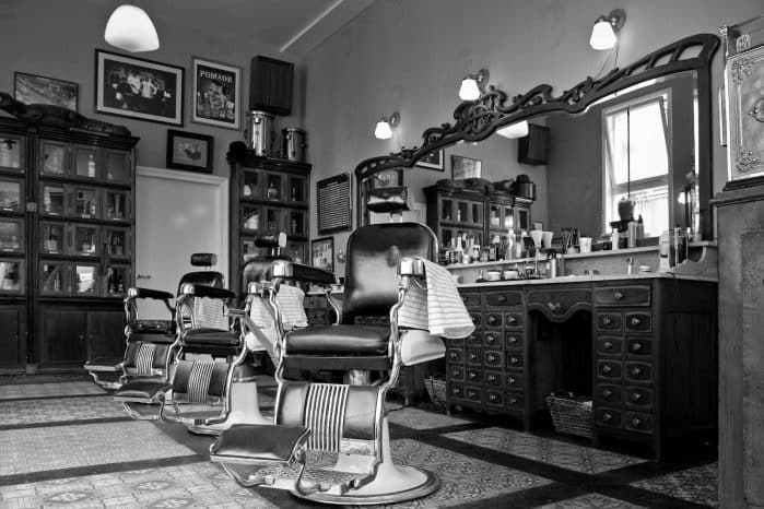 Barbeiros Vintagers sem suas barbearias retrô não funcionam da mesma forma