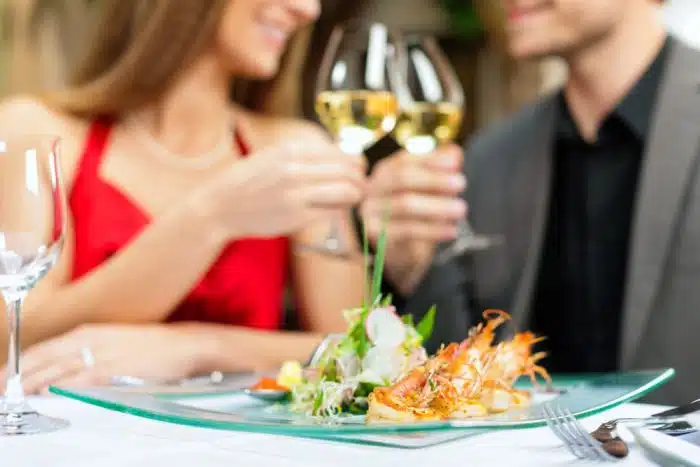 Faça com que qualquer razão para o jantar romântico seja especial Faça com que qualquer razão para o jantar romântico seja especial