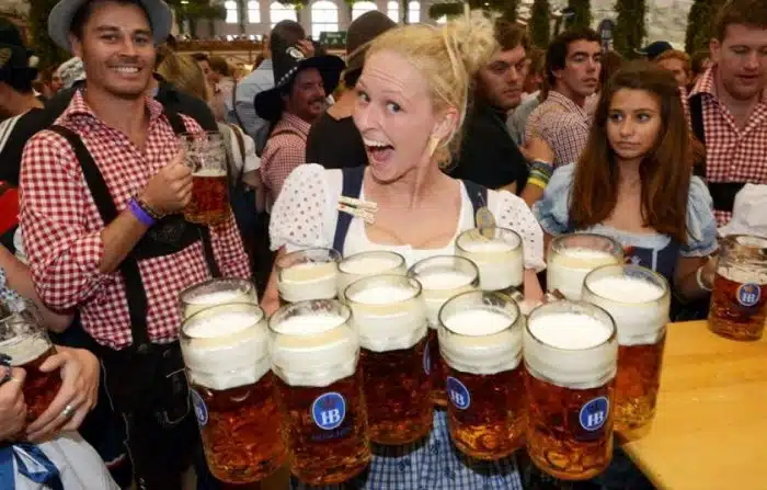 A Oktoberfest dá de 10x0 em muitos Pubs para barbudos
