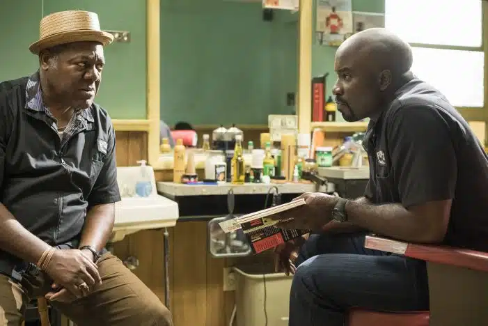 O Luke Cage da tv tem uma barbearia foda no pop