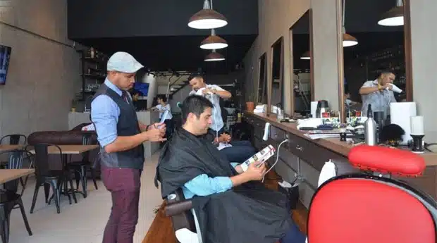 Que tal combinar bares e barbearia? Entre os barbeiros inovadores, essa foi uma ótima ideia