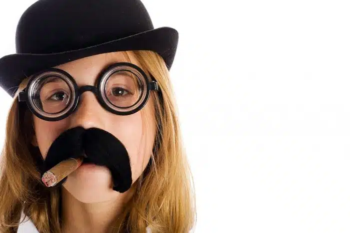 O bigode de detetive é uma Fake Beard clássoca O bigode de detetive é uma Fake Beard clássoca
