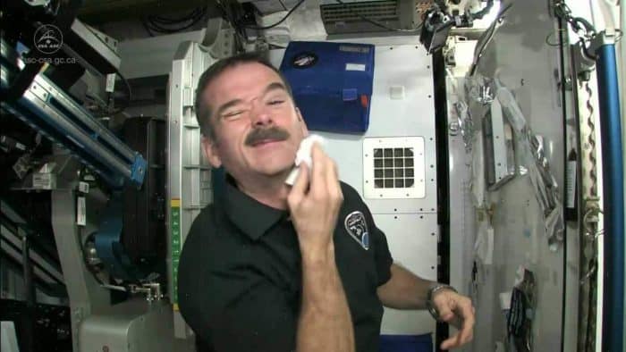 Aprenda a fazer a barba no espaço