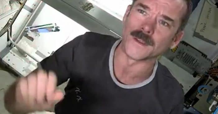 Chris Hatfield te mostra como fazer a barba no espaço