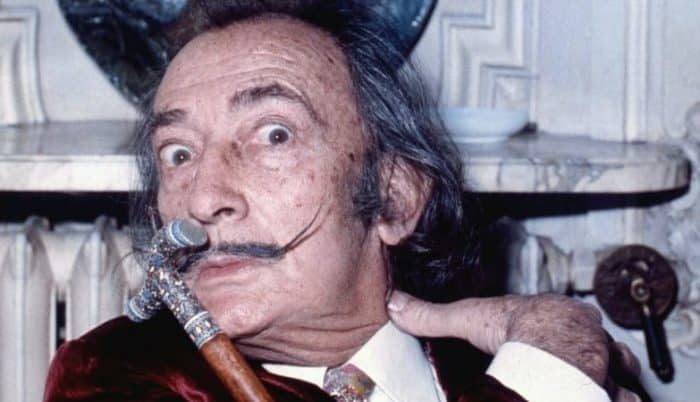 Salvador Dali também inventou um estilo de bigode interessante com a Cera para Barba