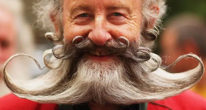Você pode usar a Cera para Barba e deixar seus pelos faciais pontudos